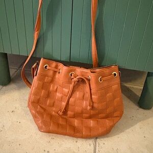 Women's Woven Drawstring Crossbody Bag - Tan